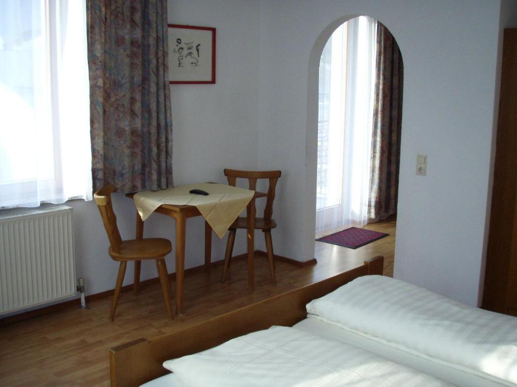 Schwarzer Adler Hotel Landeck Room photo